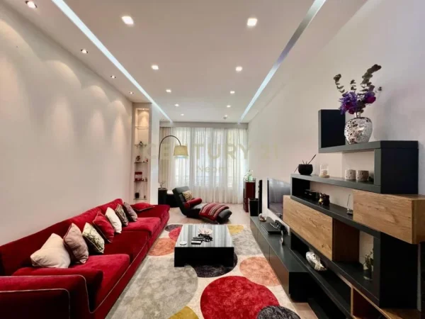 Tirane, shes apartament 2+1+Aneks+Ballkon Kati 1, 121 m² 210.000 € 