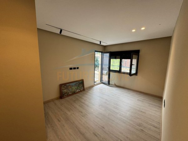 Tirane, jepet me qera zyre Kati 5, 200 m² 1.100 € 