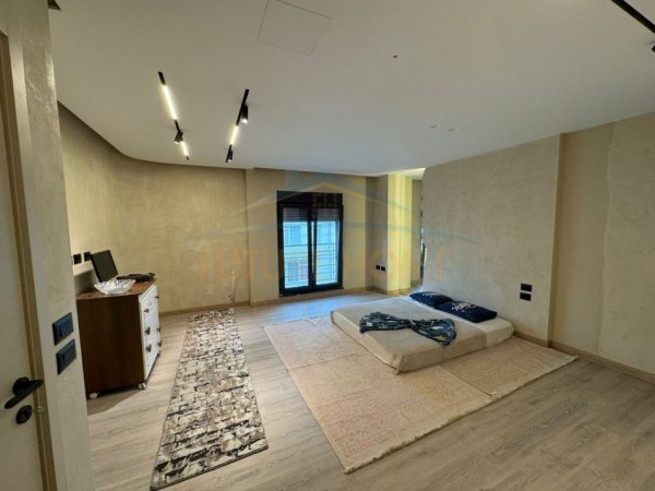 Tirane, jepet me qera zyre Kati 5, 200 m² 1.100 € 