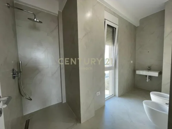 Tirane, jepet me qera Vile 2 Katshe Kati 2, 197 m² 1.300 € 