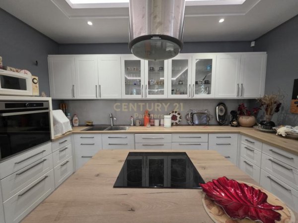 Tirane, jepet me qera Vile 3 Katshe Kati 3, 1.270 m² 900 € 