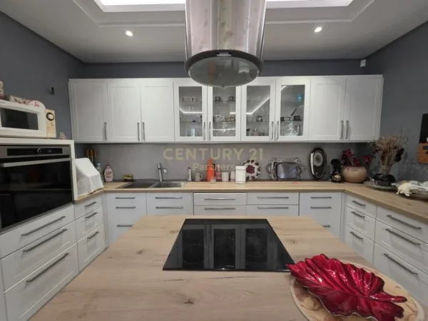 Tirane, jepet me qera Vile 3 Katshe Kati 3, 1.270 m² 900 € 