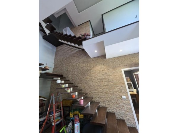 Tirane, jepet me qera Vile 3 Katshe Kati 3, 1.270 m² 900 € 