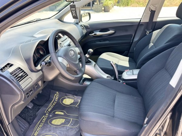 Durres, shitet makine TOYOTA AURIS Nafte, e zeze manuale Klima