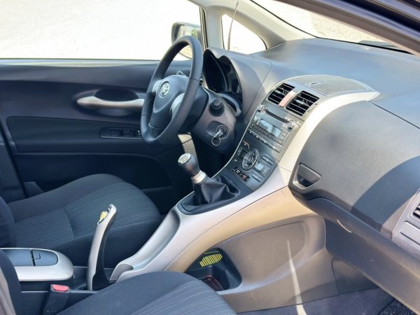 Durres, shitet makine TOYOTA AURIS Nafte, e zeze manuale Klima