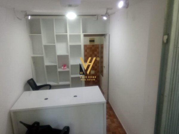 Tirane, jepet me qera dyqan Kati -1, 11 m² 200 € (ISH EKSPOZITA)