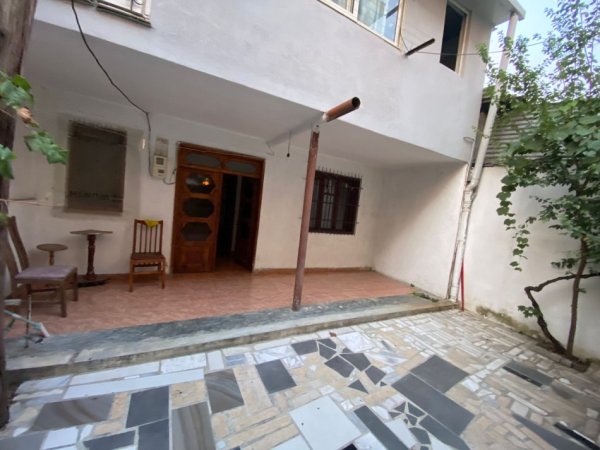 Tirane, jepet me qera garsonier 1+1 Kati 1, 35 m² 300 € (Rruga Hysni Gerbolli)