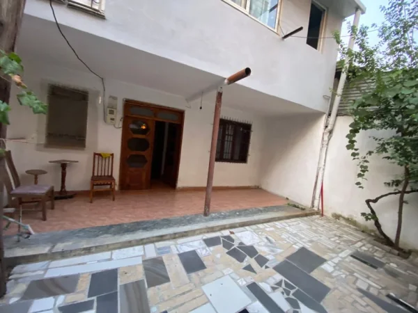 Tirane, jepet me qera garsonier 1+1 Kati 1, 35 m² 300 € (Rruga Hysni Gerbolli)