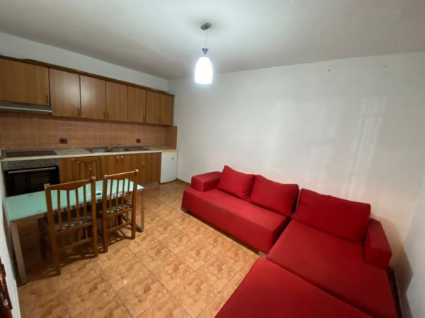 Tirane, jepet me qera garsonier 1+1 Kati 1, 35 m² 300 € (Rruga Hysni Gerbolli)