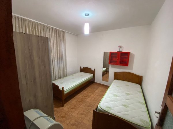 Tirane, jepet me qera garsonier 1+1 Kati 1, 35 m² 300 € (Rruga Hysni Gerbolli)