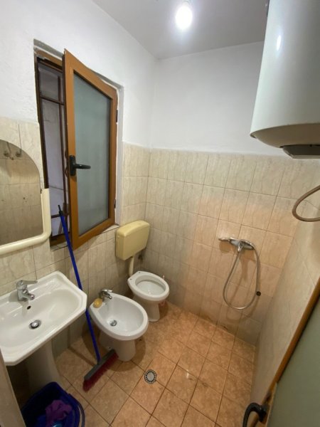 Tirane, jepet me qera garsonier 1+1 Kati 1, 35 m² 300 € (Rruga Hysni Gerbolli)