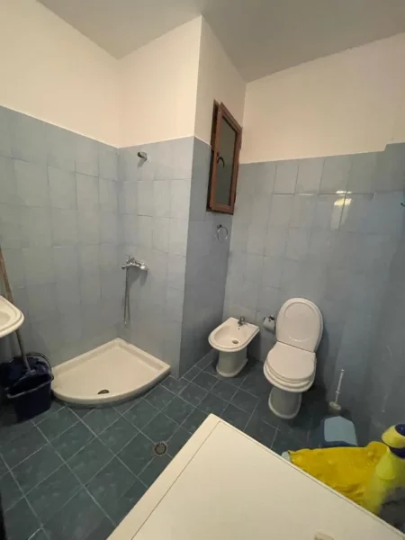 Tirane, shitet apartament 1+1 Kati 1, 56 m² 79.000 € (Kompleksi Derveni, Rruga Qelqit Cmimi per shitje: 79.000€)