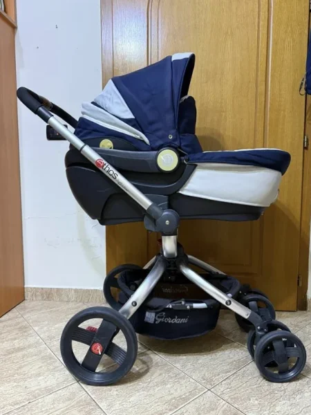 **OKAZION** Tirane, shes karrocë për fëmijë 200 €