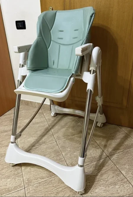 **OKAZION** Tirane, shes karrige ushqimi dhe ndenjëse për fëmijë 50 €