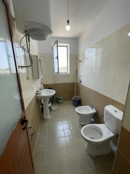 Tirane, shitet apartament 1+1 , 54 m² 85.000 € (Kombinat , tek tregu i perzier)