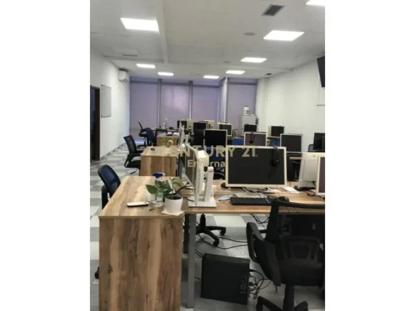 Tirane, shitet ambjent biznesi Kati 1, 184 m² 570.000 € (Nikolla Jorga)