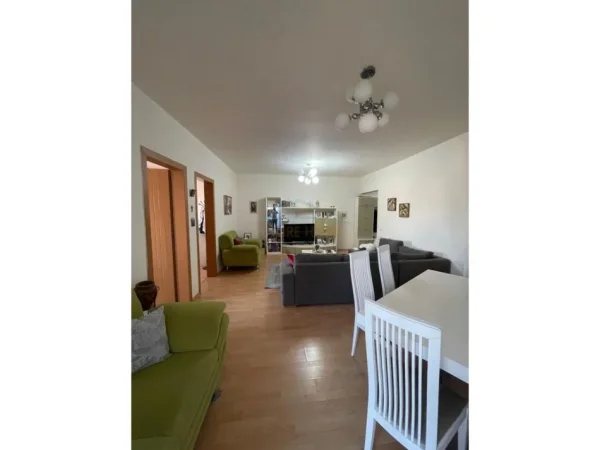 Shitet, Apartament 2+1, Komuna e Parisit, Tirane