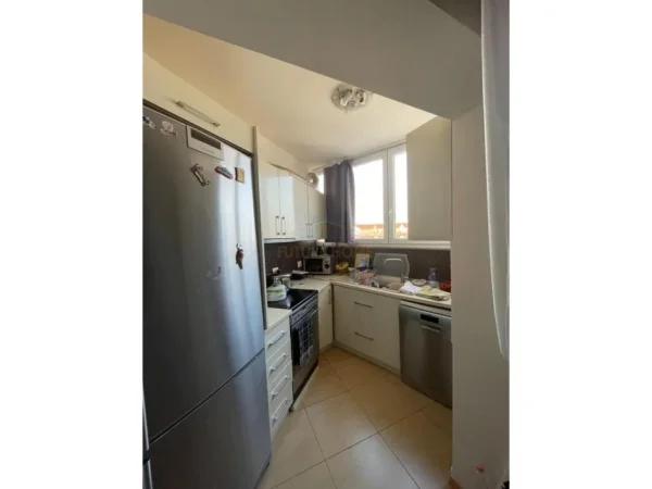Shitet, Apartament 2+1, Komuna e Parisit, Tirane
