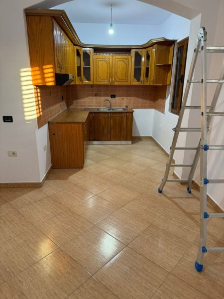Tirane, jepet me qera Vile 3+1 Kati 4, 450 m² 450 € (siri kodra)