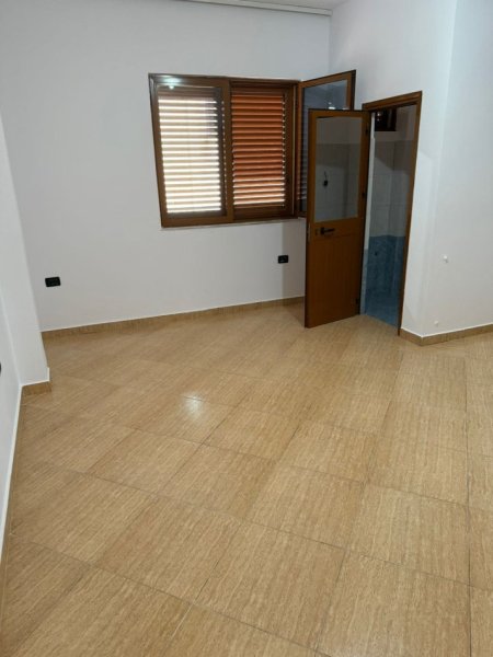Tirane, jepet me qera Vile 3+1 Kati 4, 450 m² 450 € (siri kodra)