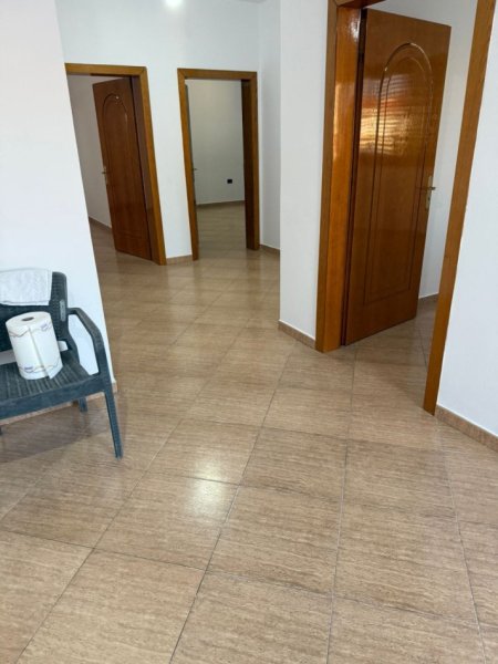 Tirane, jepet me qera Vile 3+1 Kati 4, 450 m² 450 € (siri kodra)