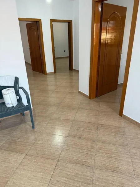 Tirane, jepet me qera Vile 3+1 Kati 4, 450 m² 450 € (siri kodra)