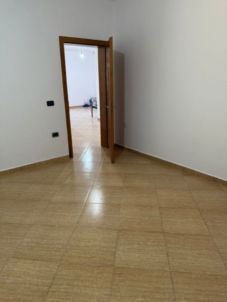 Tirane, jepet me qera Vile 3+1 Kati 4, 450 m² 450 € (siri kodra)
