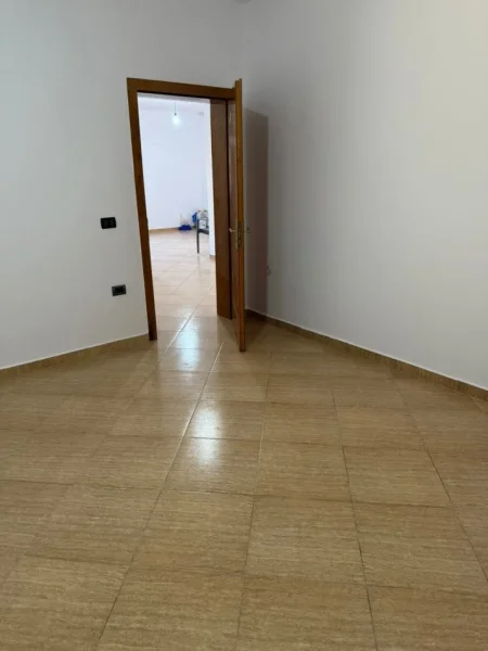 Tirane, jepet me qera Vile 3+1 Kati 4, 450 m² 450 € (siri kodra)