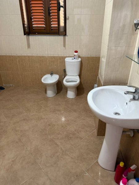 Tirane, jepet me qera Vile 3+1 Kati 4, 450 m² 450 € (siri kodra)