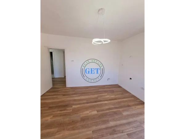 Durres, shitet apartament 2+1 Kati 2, 61 m² 81.000 € (PRANE DREJTORIS SE POLICISE, DURRES)