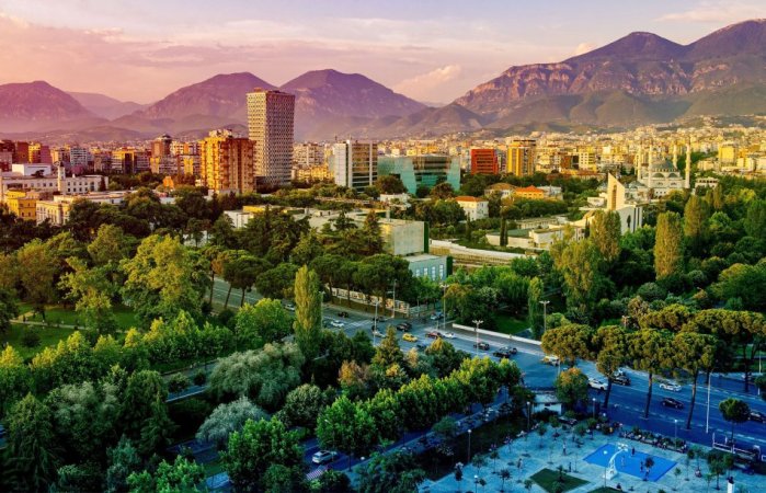 Tirane, jepet me qera ambjent biznesi Kati 0, 57 m² 600 € (9-Katësheve)