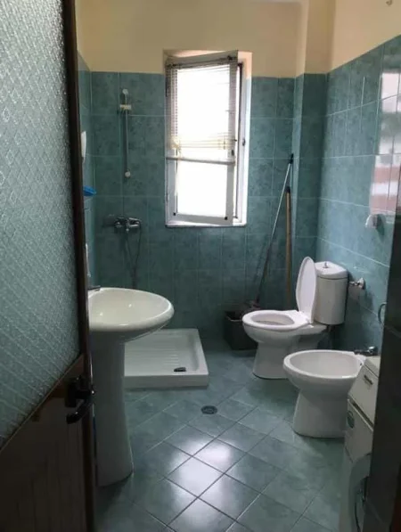 Tirane, jepet me qera apartament 1+1+Ballkon Kati 5, 60 m² 420 € (rruga Kongresi i Manastirit,)