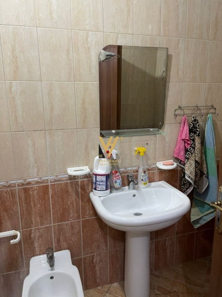 Tirane, jepet me qera apartament 1+1+Ballkon Kati 7, 75 m² 400 € (ASTIR)