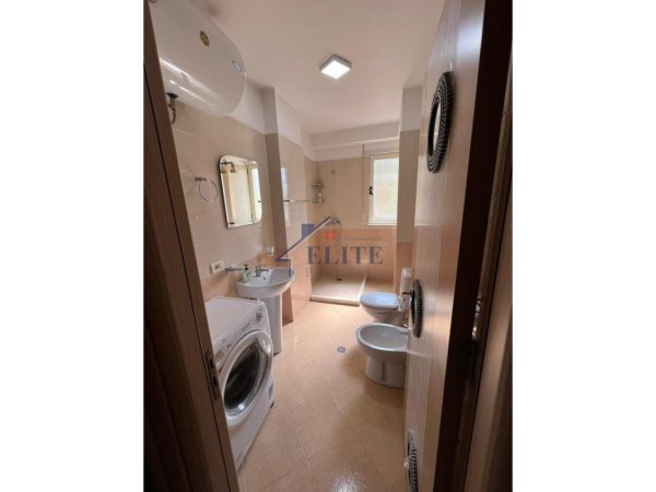 Tirane, jepet me qera apartament 1+1+Ballkon Kati 2, 80 m² 560 € (Rruga Peti)