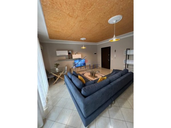 Tirane, jepet me qera apartament 1+1+Ballkon Kati 2, 80 m² 560 € (Rruga Peti)
