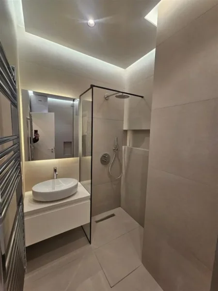 Tirane, shes apartament 2+1 Kati 3, 107 m² 265.000 € (pazari i ri)