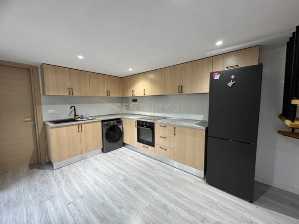 Tirane, jepet me qera apartament duplex 2+1 Kati 1, 120 m² 600 € (KOMPLEKSI FZ!)