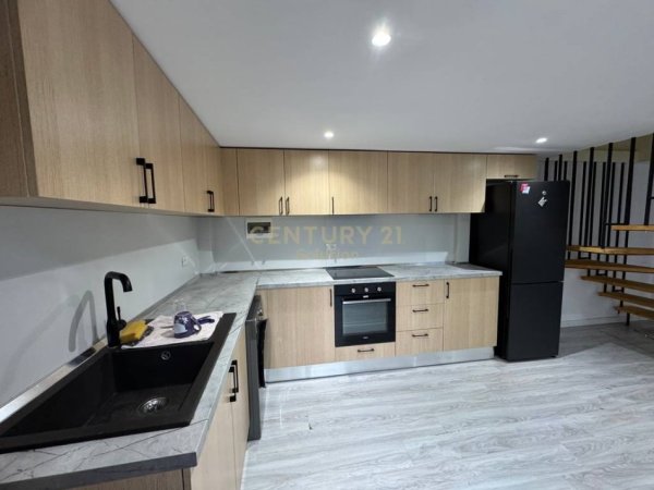 Tirane, jepet me qera apartament duplex 2+1 Kati 1, 120 m² 600 € (KOMPLEKSI FZ!)
