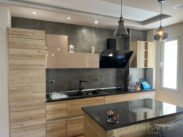 Tirane, jepet me qera apartament 2+1 , 700 € (Liqeni i thate)
