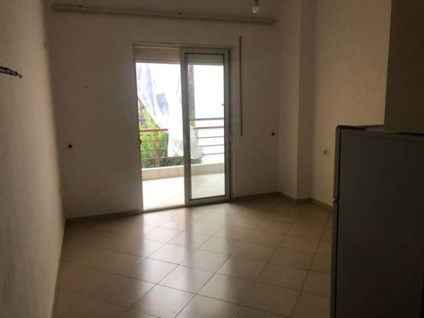 Tirane, jepet me qera garsonier 1+1 Kati 1, 45 m² 20.000 Leke (MYSLYM KETA)