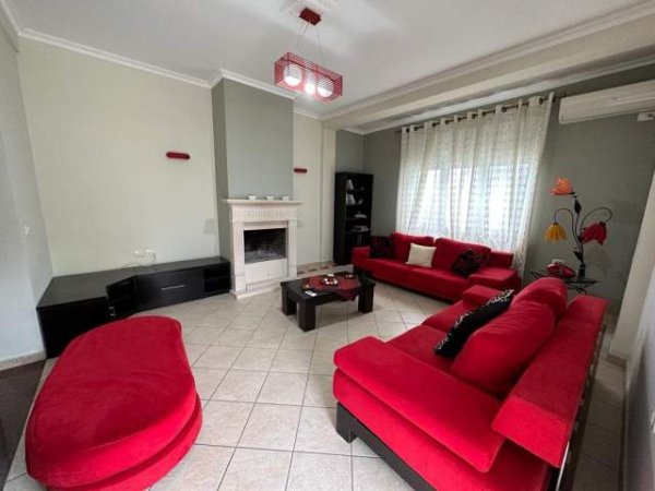 Tirane, jepet me qera Vile 3+1+A+BLK Kati 1, 500 m² 450 Euro (Sanatoriumi)