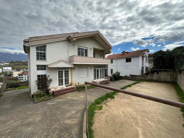 Tirane, jepet me qera Vile 3+1+A+BLK Kati 1, 500 m² 450 Euro (Sanatoriumi)