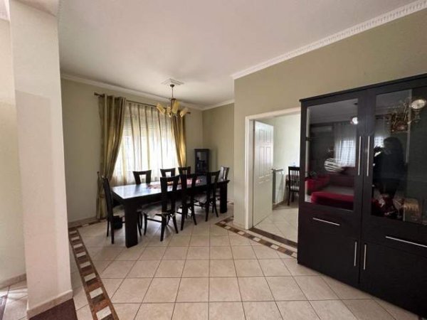 Tirane, jepet me qera Vile 3+1+A+BLK Kati 1, 500 m² 450 Euro (Sanatoriumi)