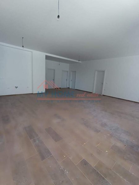Tirane, jepet me qera apartament 3+1 Kati 1, 140 m² 900 Euro (kongresi i manastirit)