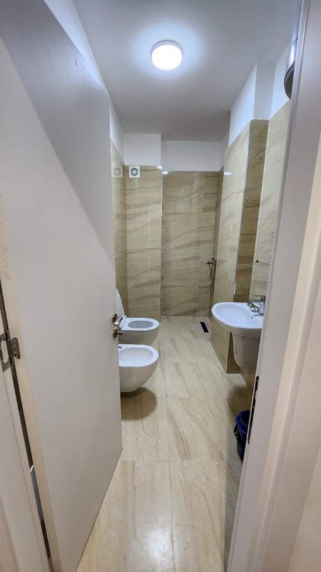 Tirane, jepet me qera apartament 1+1+BLK Kati 8, 65 m² 350 Euro (3 deshmoret)