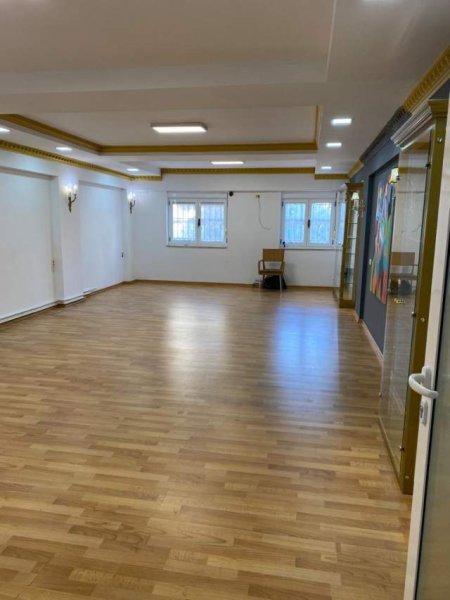 Tirane, jepet me qera ambjent biznesi Kati 2, 122 m² 1.100 Euro (Qender)