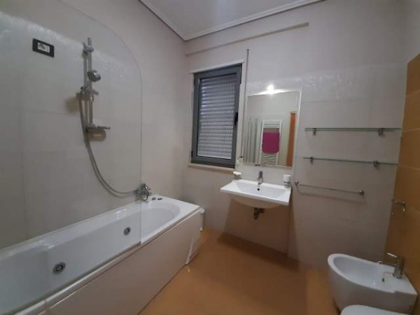 Tirane, jepet me qera apartament Kati 5, 100 m² 800 Euro (rruga e kosovareve)