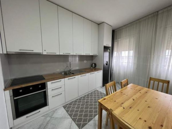 Tirane, jepet me qera apartament Kati 7, 100 m² 700 Euro (rruga e kavajes)