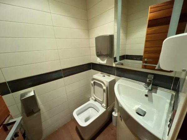 Tirane, jepet me qera lokal Kati 0, 200 m² 200.000 Leke (tregu elektrik)