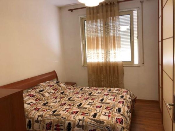 Tirane, jepet me qera apartament 1+1+BLK Kati 5, 60 m² 450 Euro (rruga thanas ziko)